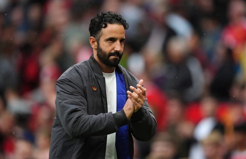 曼联神剧情！B费压哨绝杀，被批懦夫后阿莫林无视点球，仰面发呆